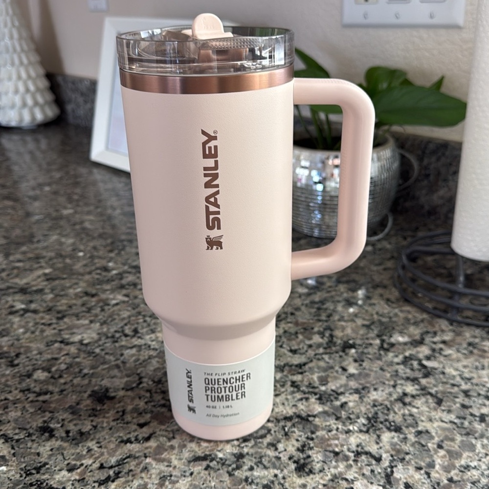 THE QUENCHER PROTOUR FLIP STRAW TUMBLER | 40 OZ gilded sugar